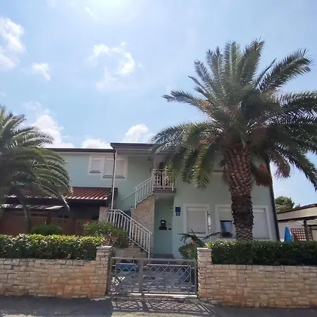 Azalea - 10 Min Walk To & Old Town Apartment Umag